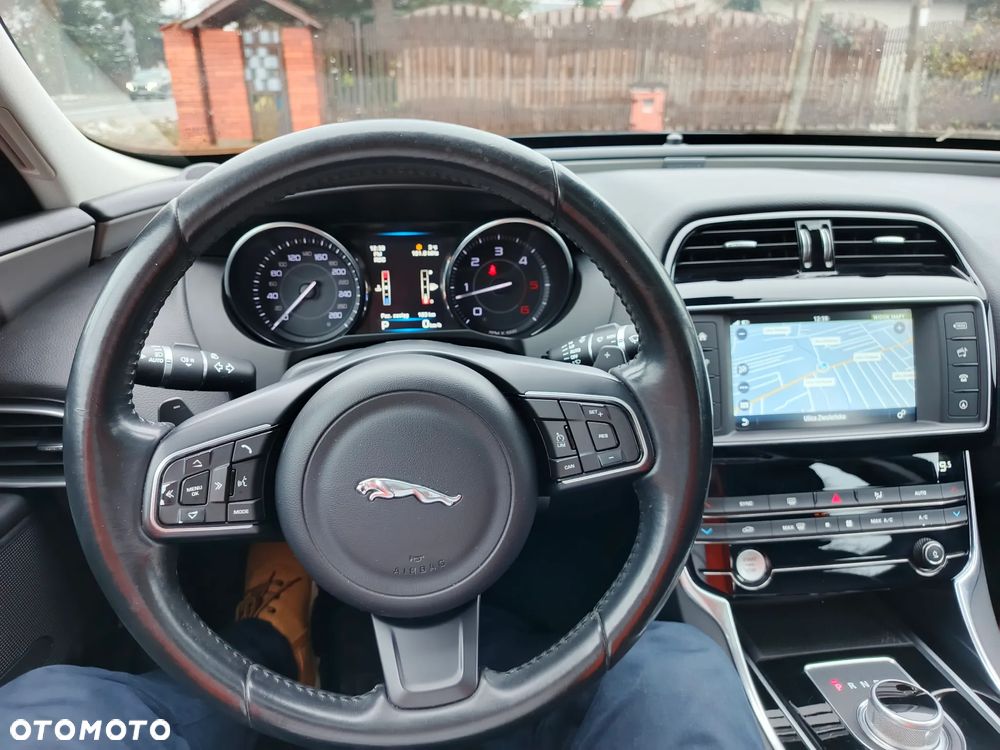 Jaguar XE 2.0 D Portfolio - 32