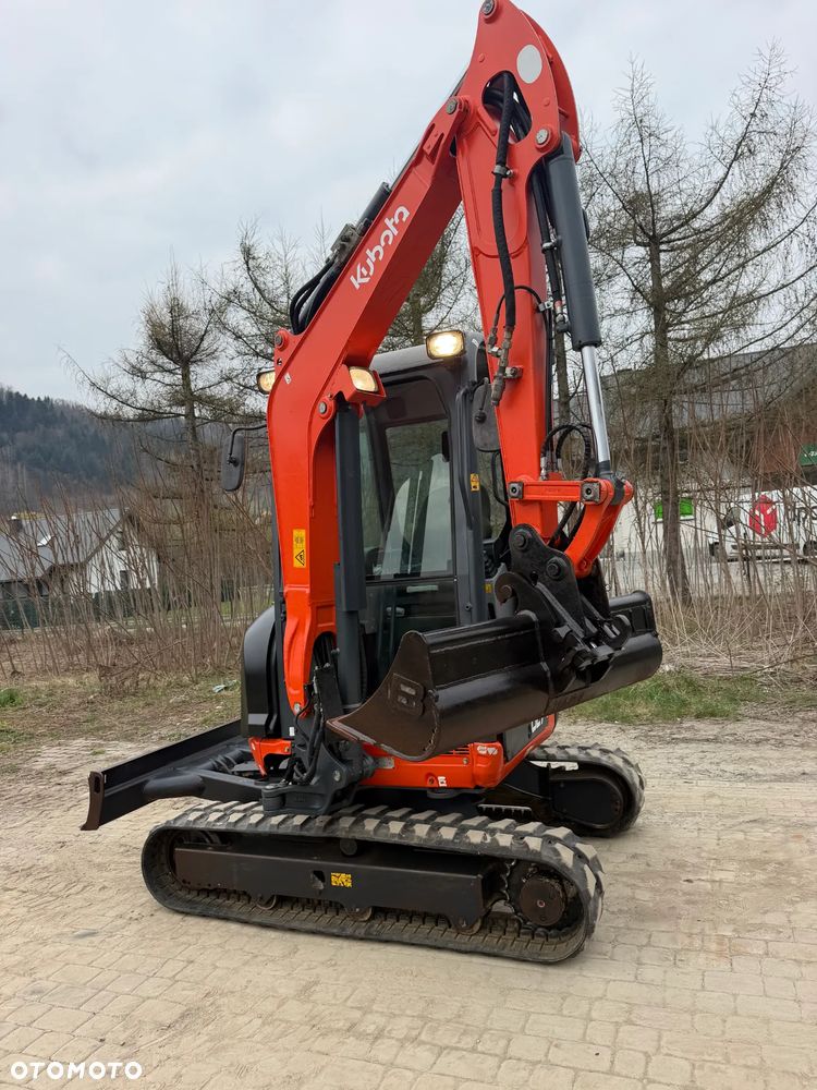 Kubota U27 Minikoparka koparka gąsienicowa 2.8 tony. jak Nówka sztuka z salonu! 2017 rok. 2200mtg. Przywieziona z Gospodarstwa Norweskiego! Zadbana Maszyna ani deka luzów i wycieków. Aktualna Dekra dokumentacja BMWT! Szybkozłącze Hydrauliczne. Szybka wolna jazda.Zamki na tłokach. Wersja Norweska!! OKAZJA - 25