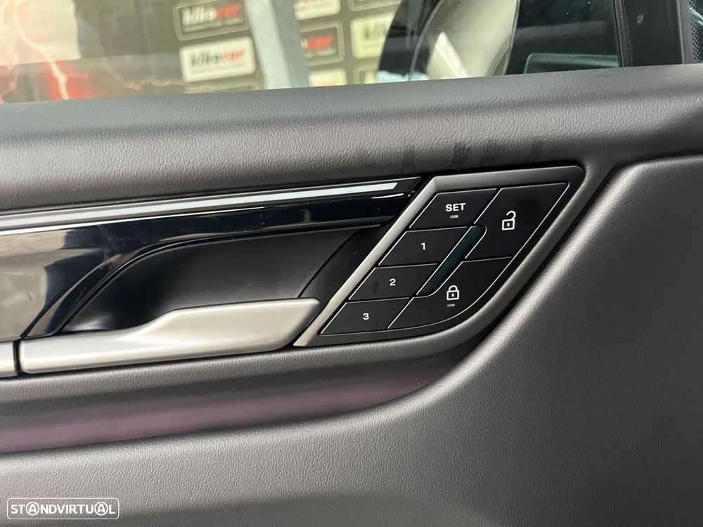 Porsche Macan Electric 4 - 17