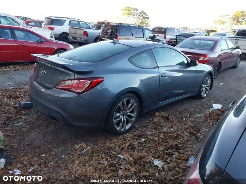 Hyundai Genesis Coupe - 39