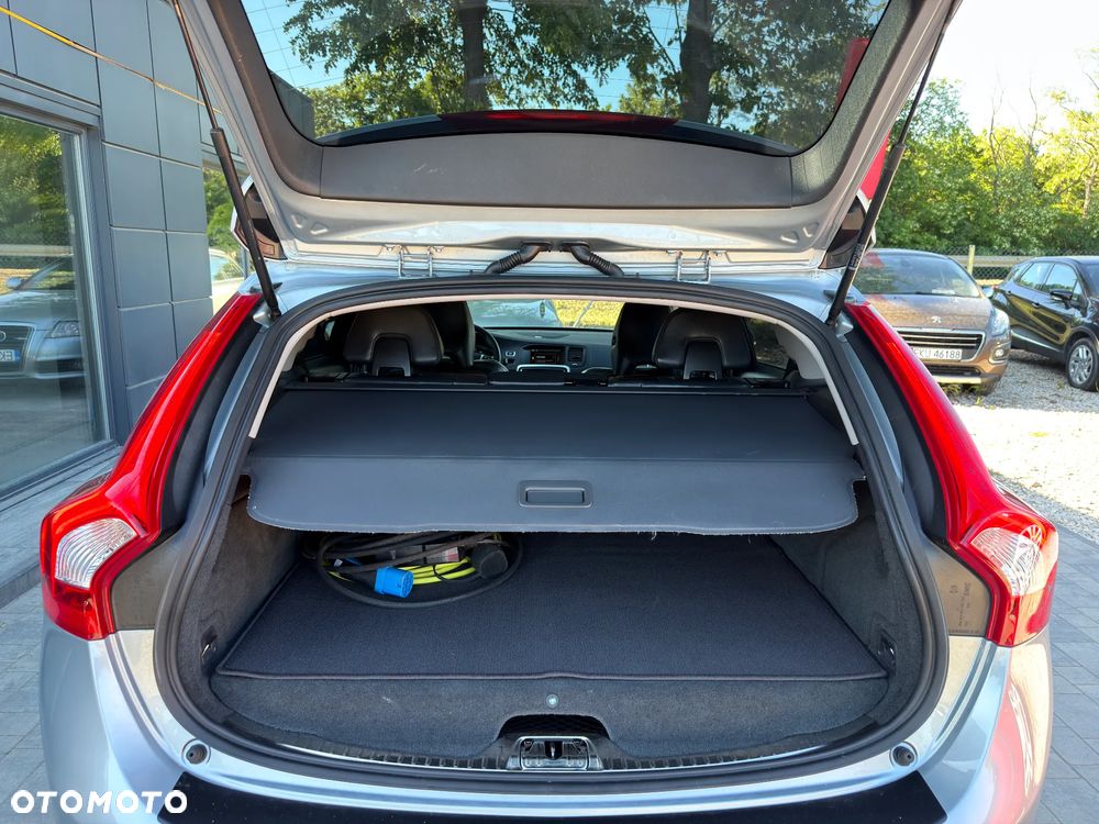 Volvo V60 D6 AWD Plug-in Hybrid R-Design Momentum - 28