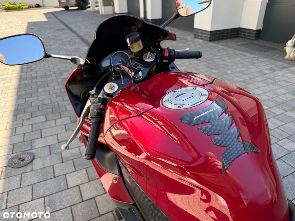 Yamaha R1 - 4
