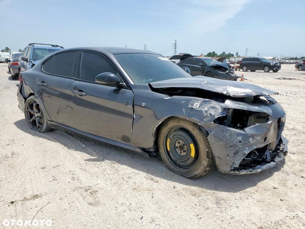 Alfa Romeo Giulia 2.0 Turbo 16V AT8-Q4 Intensa - 10