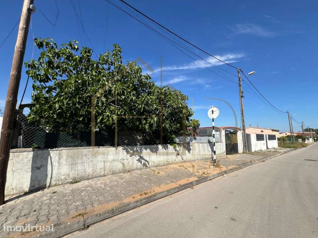 Lote de Terreno com a área de 305,7m2. Pinhal do General. Fernão Ferro - Grande imagem: 2/5