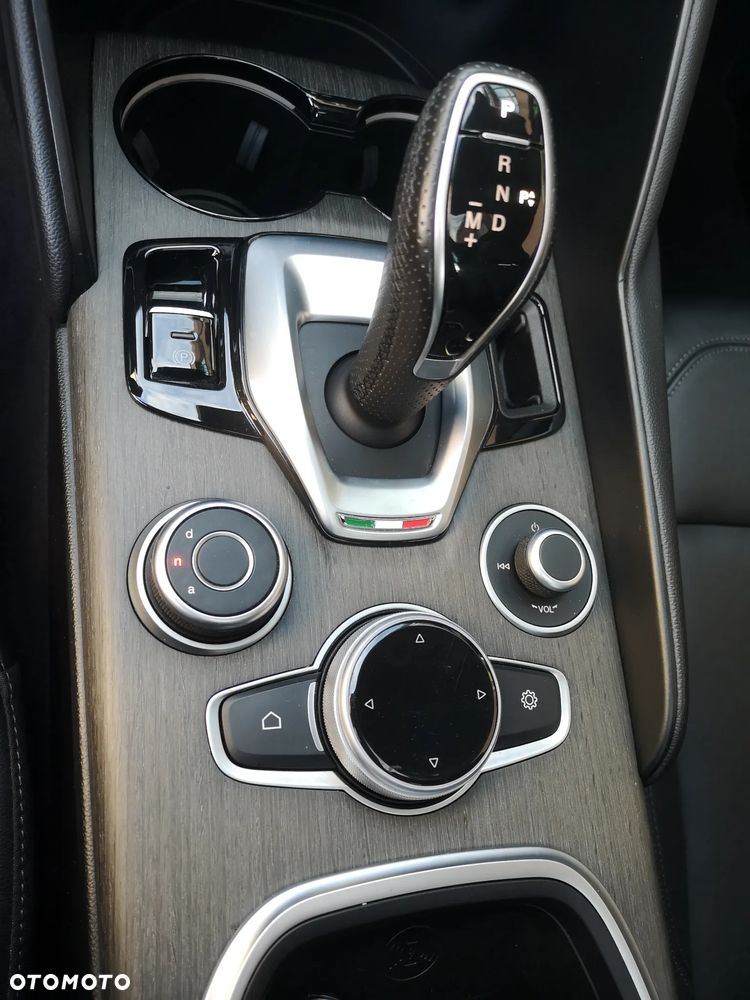 Alfa Romeo Giulia 2.0 Turbo 16V AT8-Q4 Ti - 24