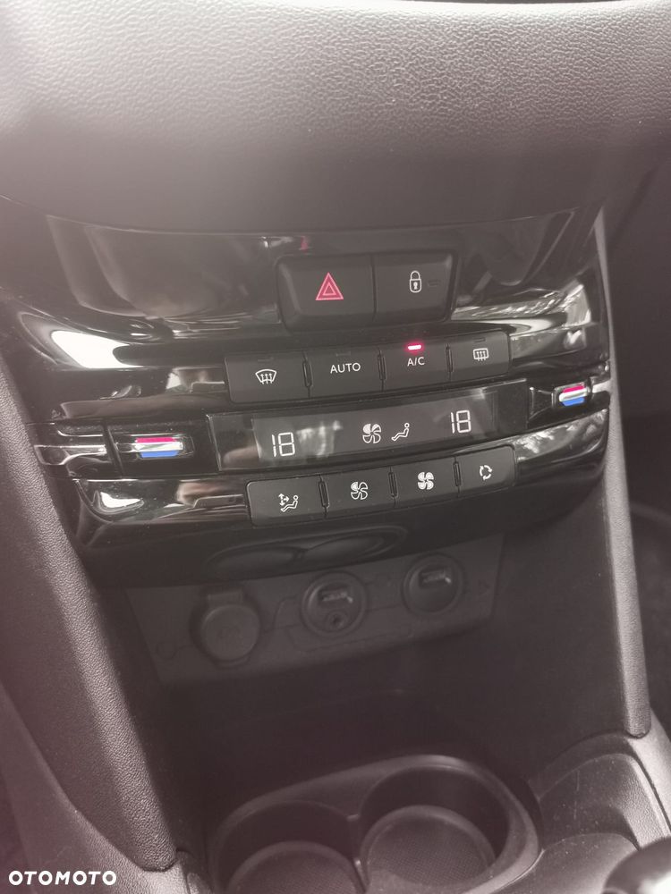 Peugeot 208 - 25