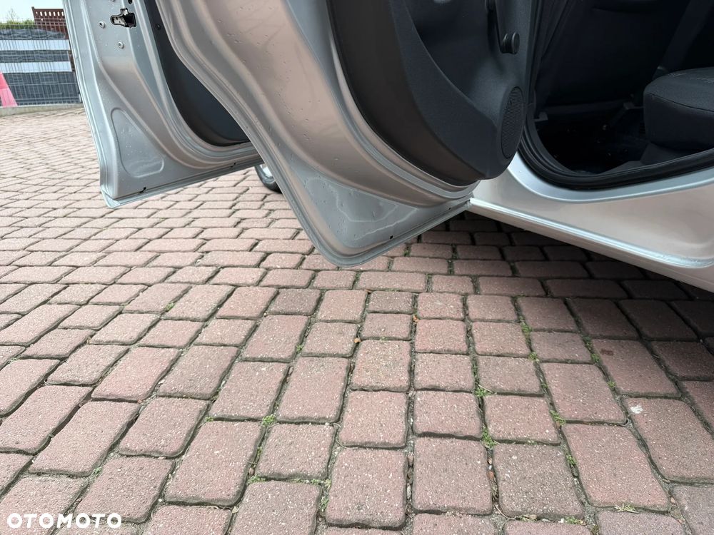 Opel Corsa 1.2 16V Essentia - 12