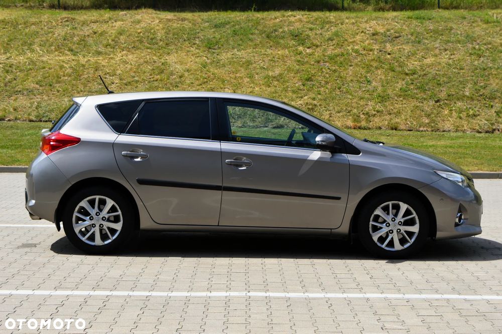 Toyota Auris 1.6 Premium + - 28
