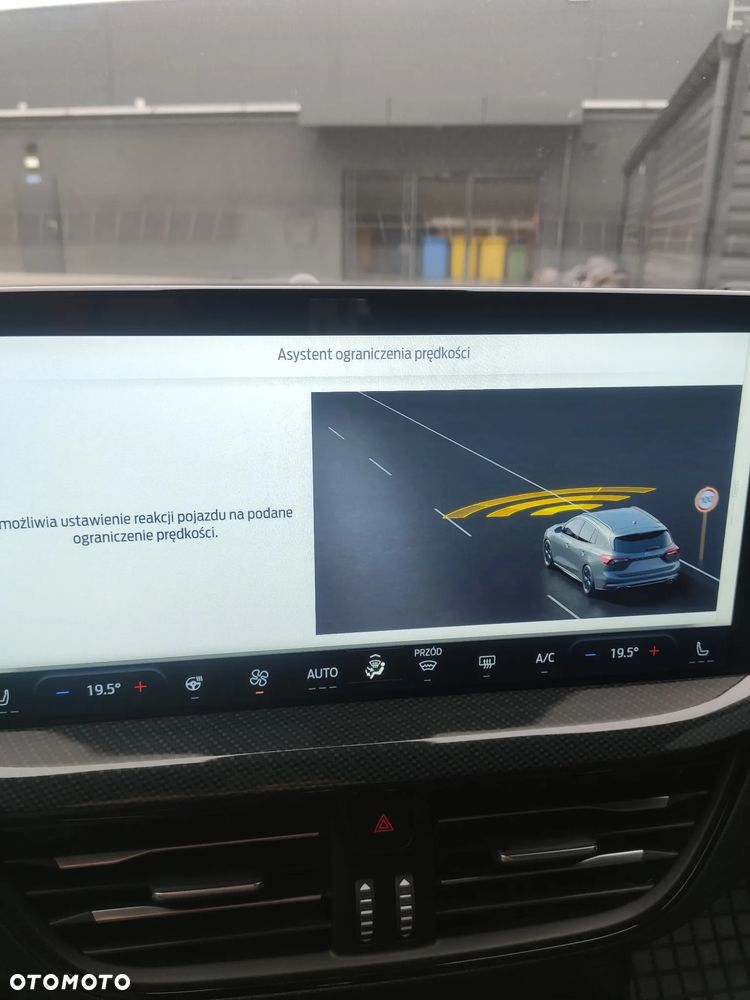 Ford Focus 1.0 EcoBoost Hybrid ST-LINE X - 33