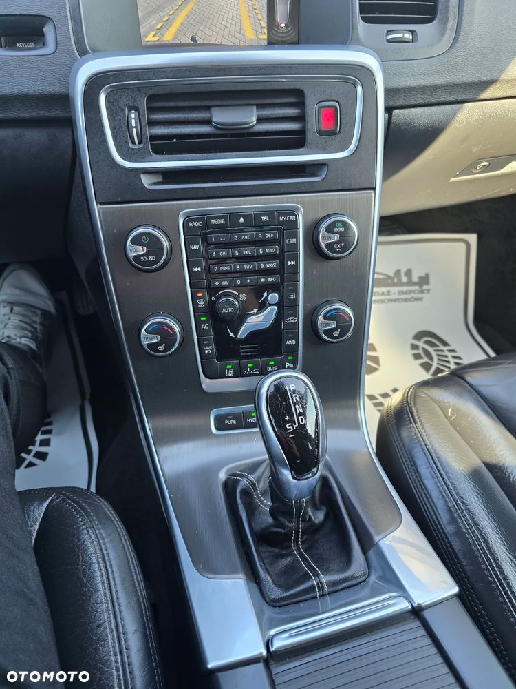 Volvo V60 D6 AWD Plug-in Hybrid R-Design Summum - 27