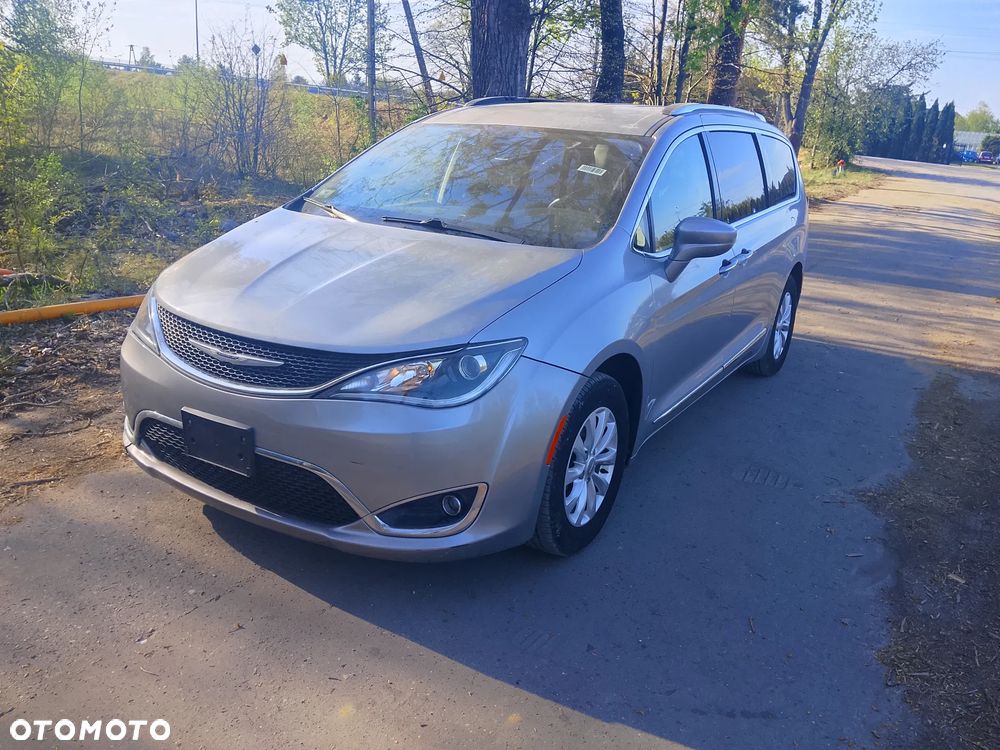 Chrysler Pacifica - 1