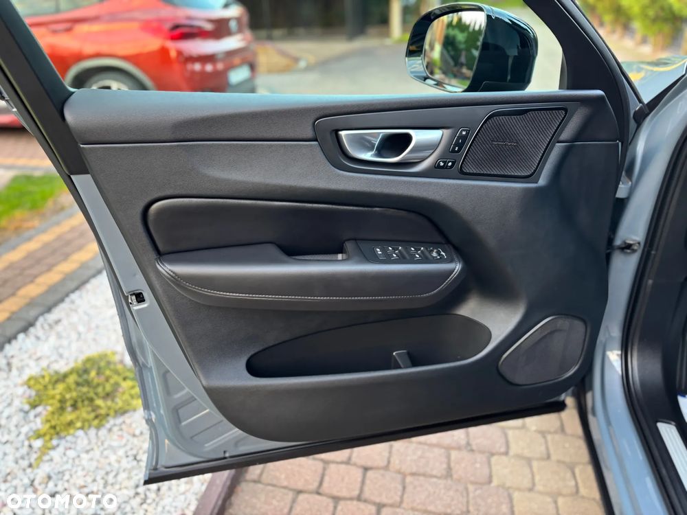 Volvo XC 60 B4 D AWD Plus Dark - 28