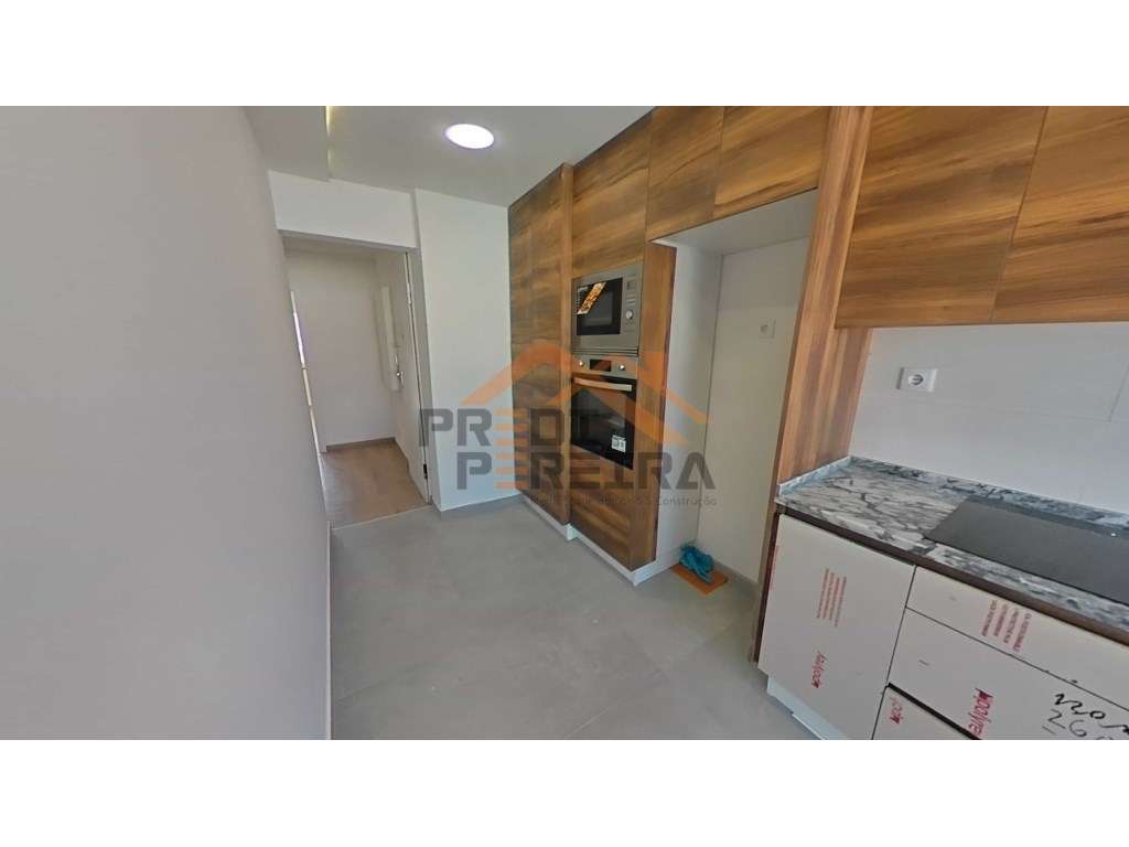 Apartamento T3 totalmente remodelado - Santo António dos Cavaleiros... - Grande imagem: 2/22