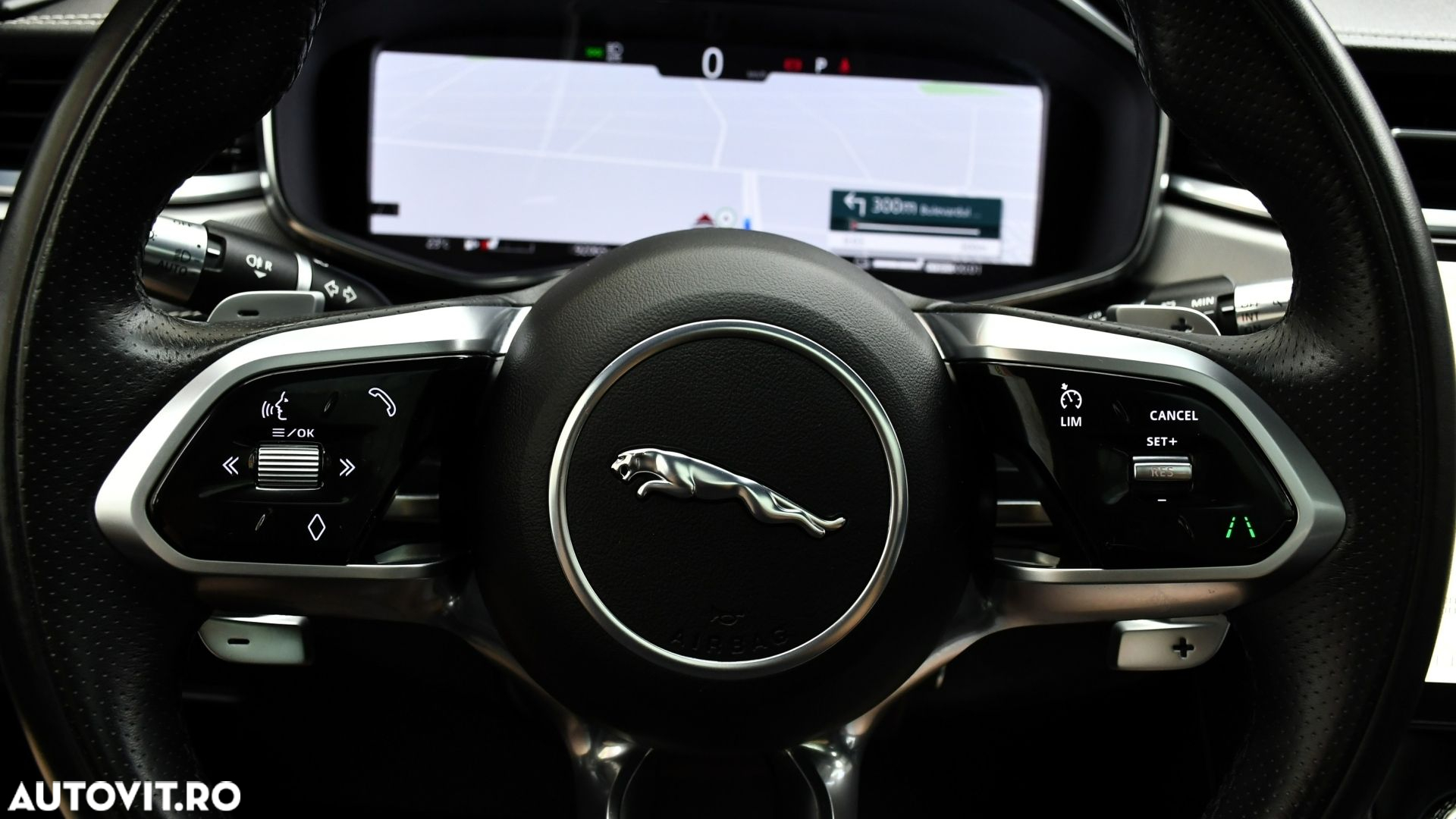 Jaguar F-Pace P400e AWD R-Dynamic SE - 16