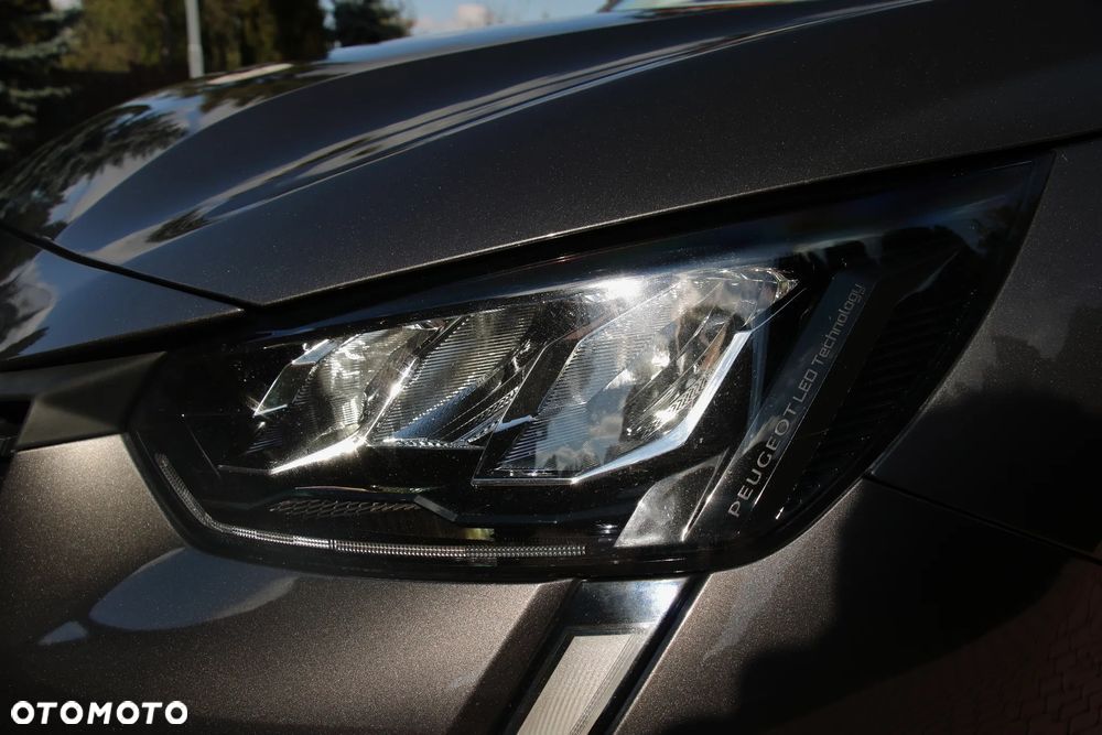 Peugeot 208 - 8