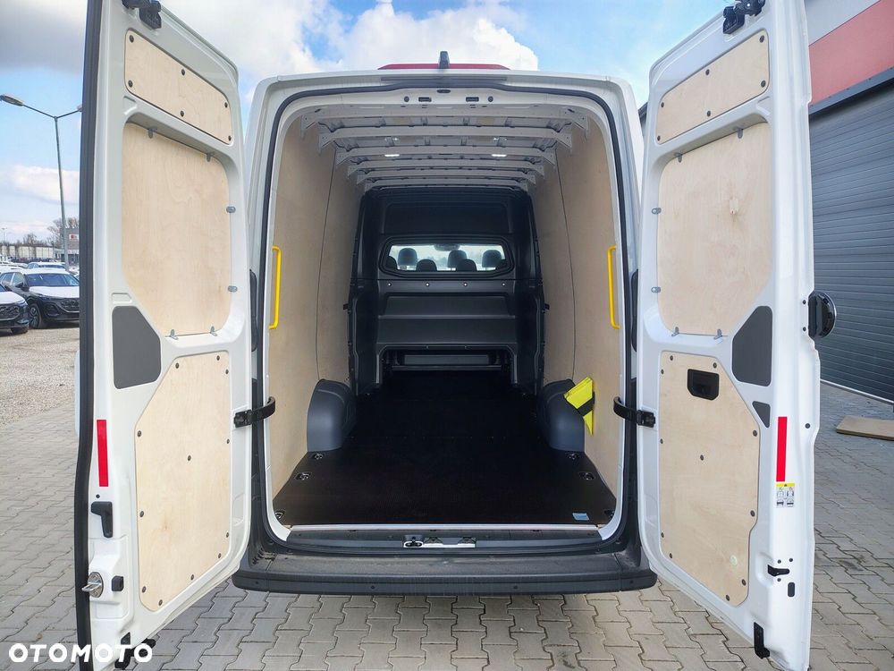 Volkswagen Crafter Crafter 35 Furgon z wysokim dachem silnik: 2,0 l EURO VI SCR 163 KM / skrzynia biegów: Przedni napęd automatyczna 8-biegowa rozstaw osi: 4490 mm L5 - 7
