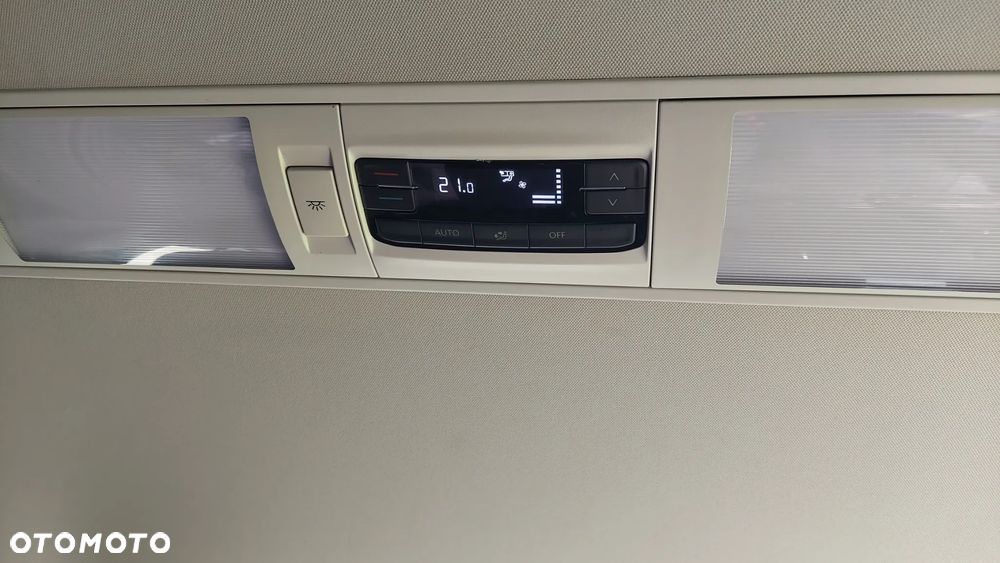 Volkswagen Caravelle - 8