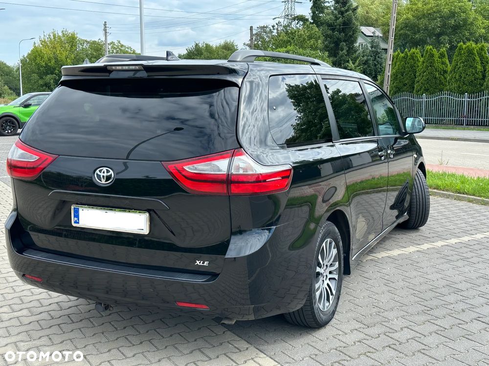 Toyota Sienna - 4