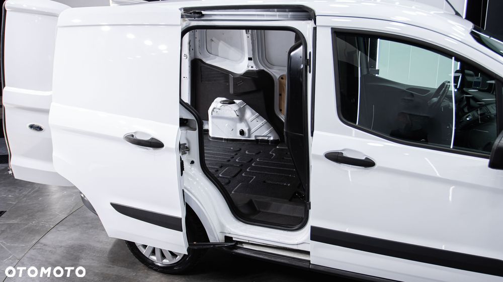 Ford Transit Courier - 13