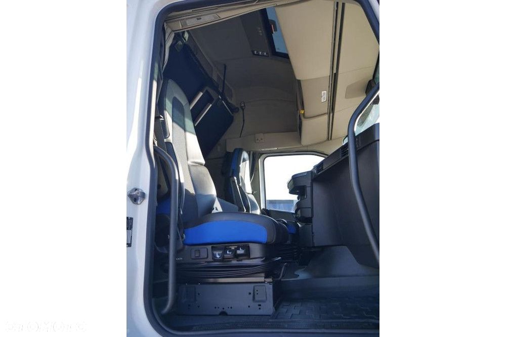 Volvo Vehicle Tractor 4x2 Standard - 7