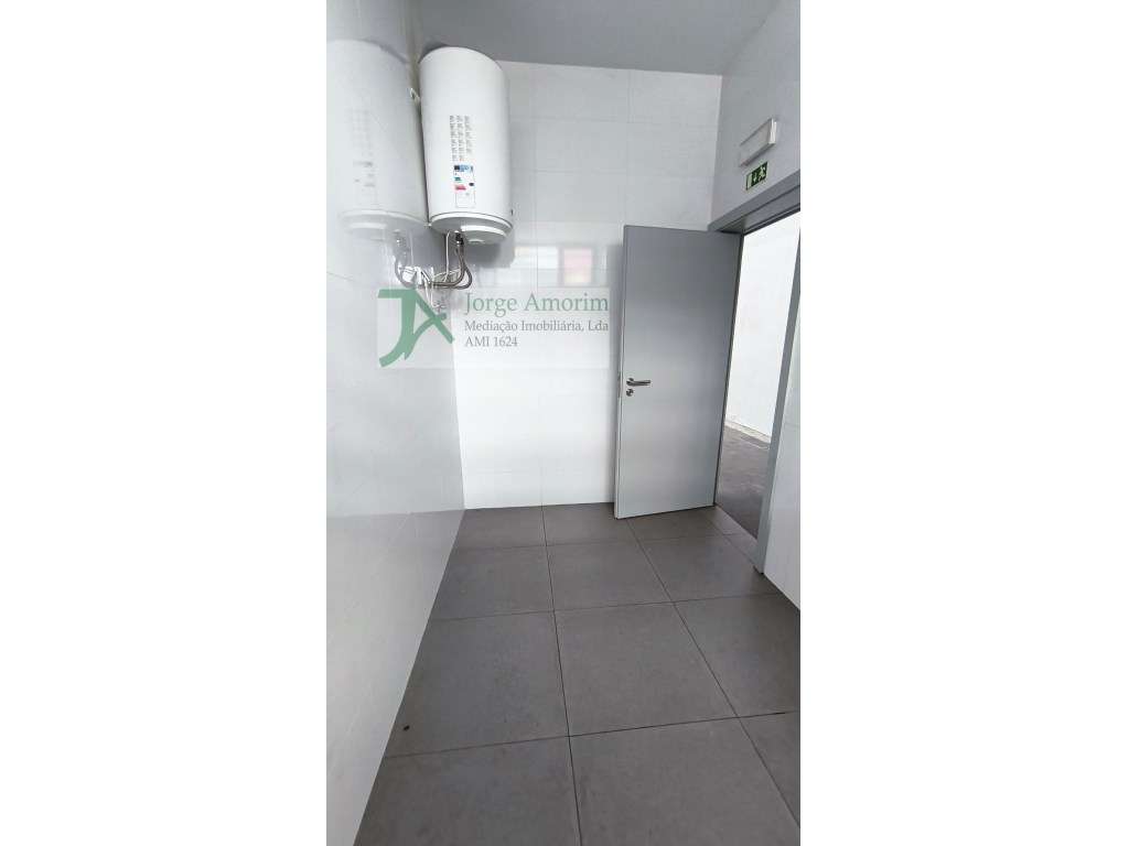 Armazém disponível para entrada imediata. 675 m2 - Grande imagem: 5/8