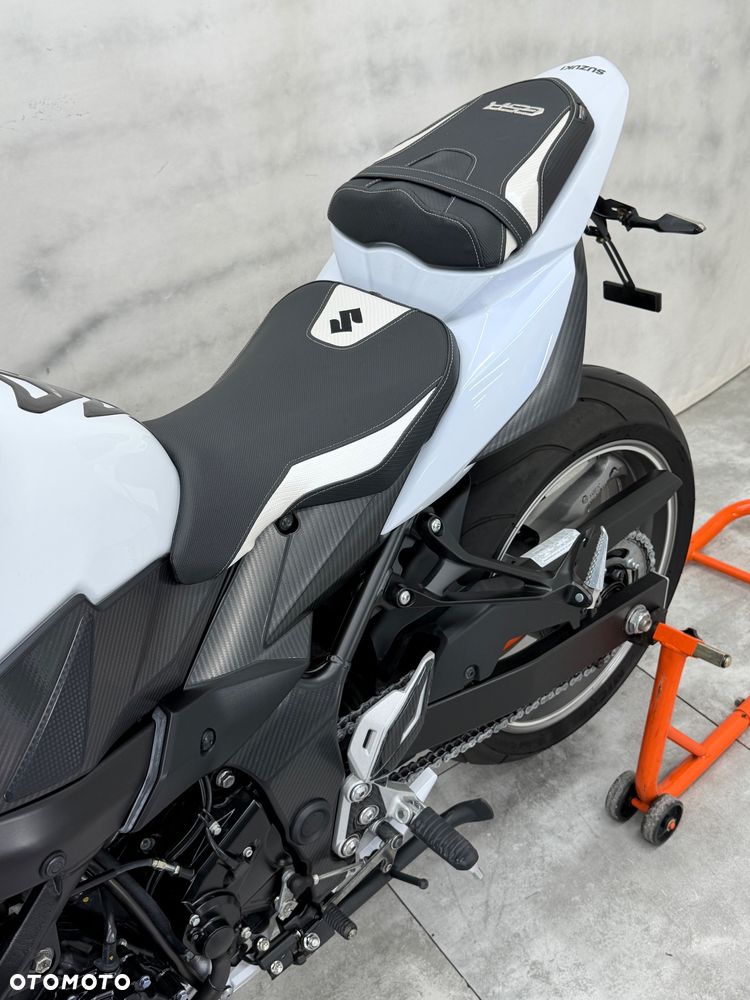 Suzuki GSR - 26