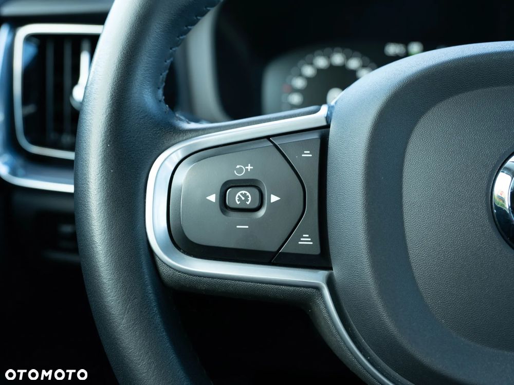 Volvo V60 D4 Momentum Pro - 24