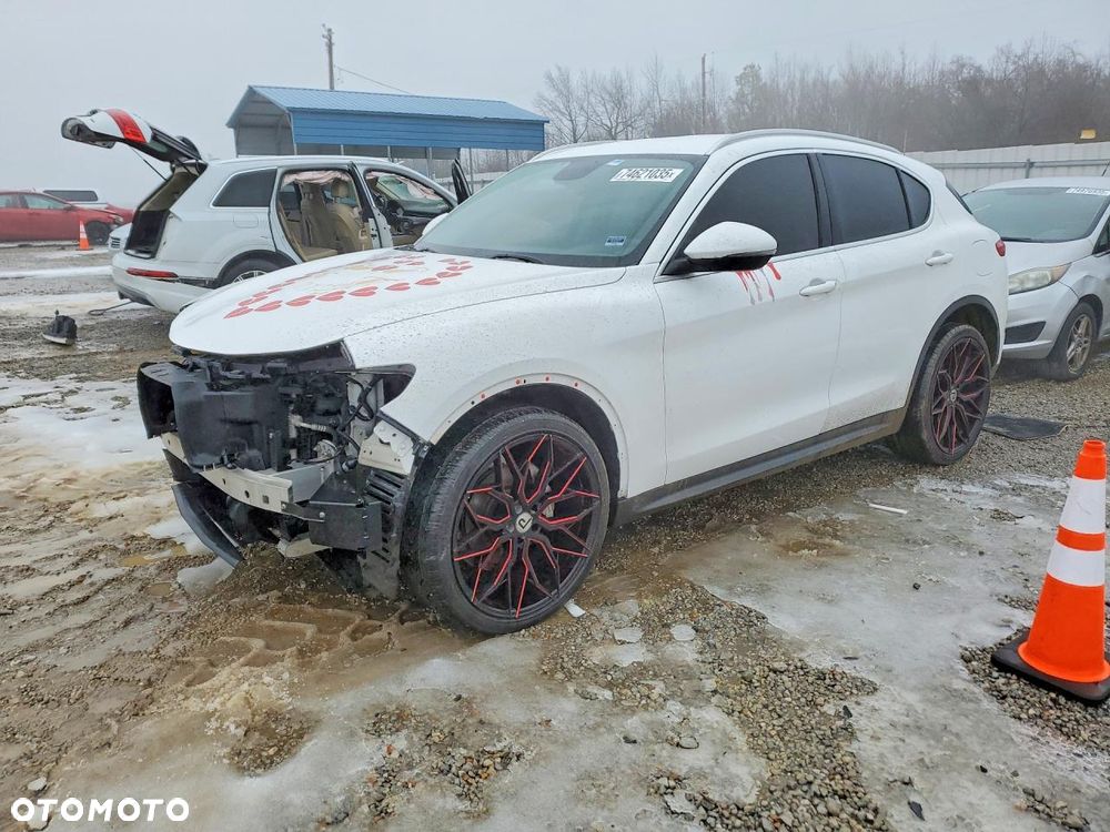 Alfa Romeo Stelvio - 1