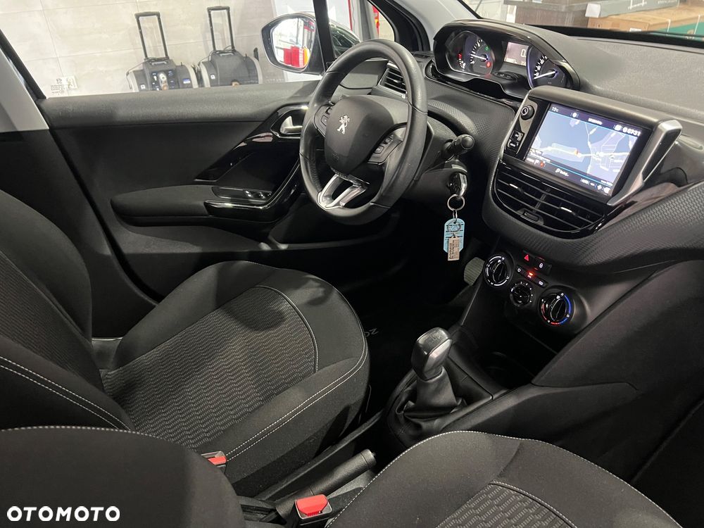 Peugeot 208 - 25