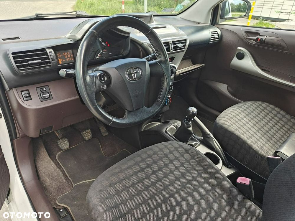 Toyota iQ - 9