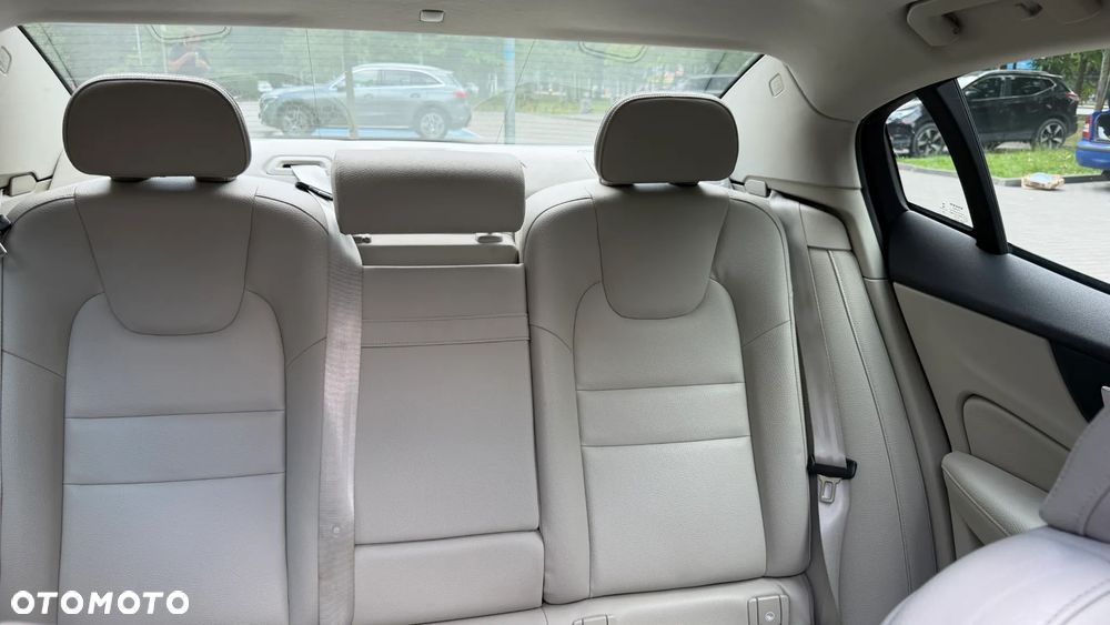 Volvo S60 T6 AWD Momentum Pro - 17