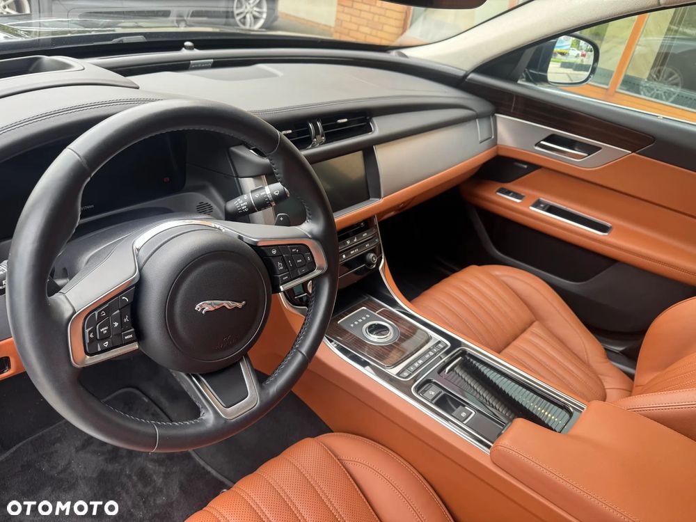 Jaguar XF 25t Portfolio - 19
