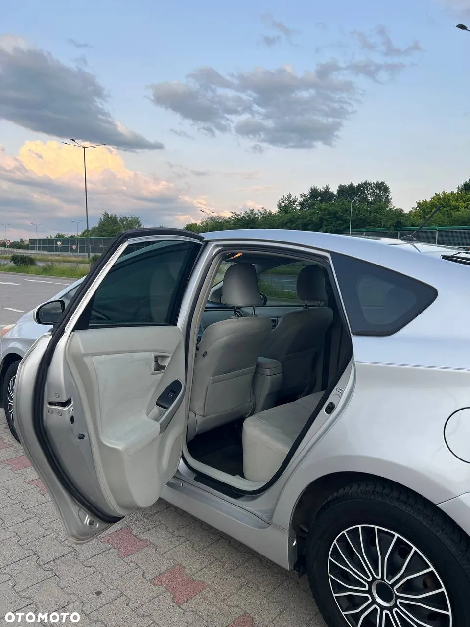 Toyota Prius (Hybrid) Life - 6