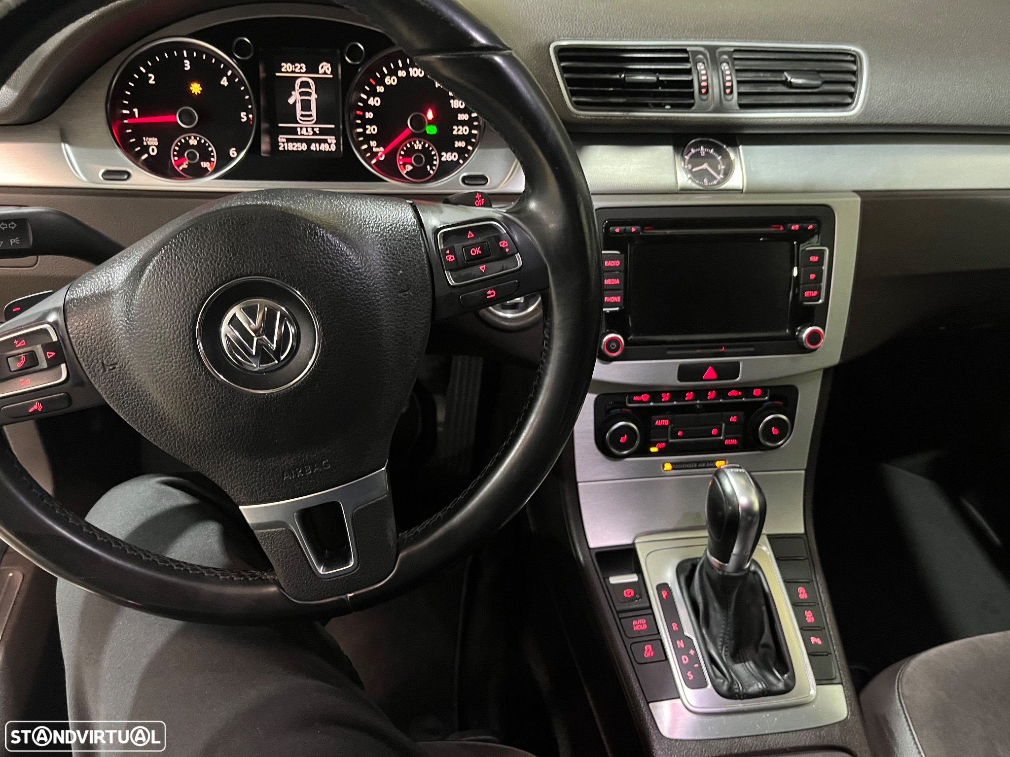 VW Passat 2.0 TDI DSG BlueMotion Comfortline - 16
