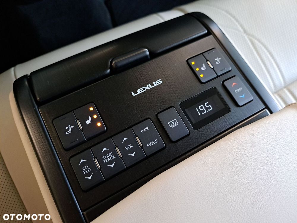 Lexus ES 300h Omotenashi - 38
