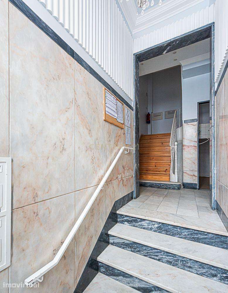 Apartamento T3 no Bairro Salgado com Jardim e Piscina Comum - Grande imagem: 2/27