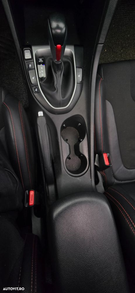 Hyundai Veloster - 31