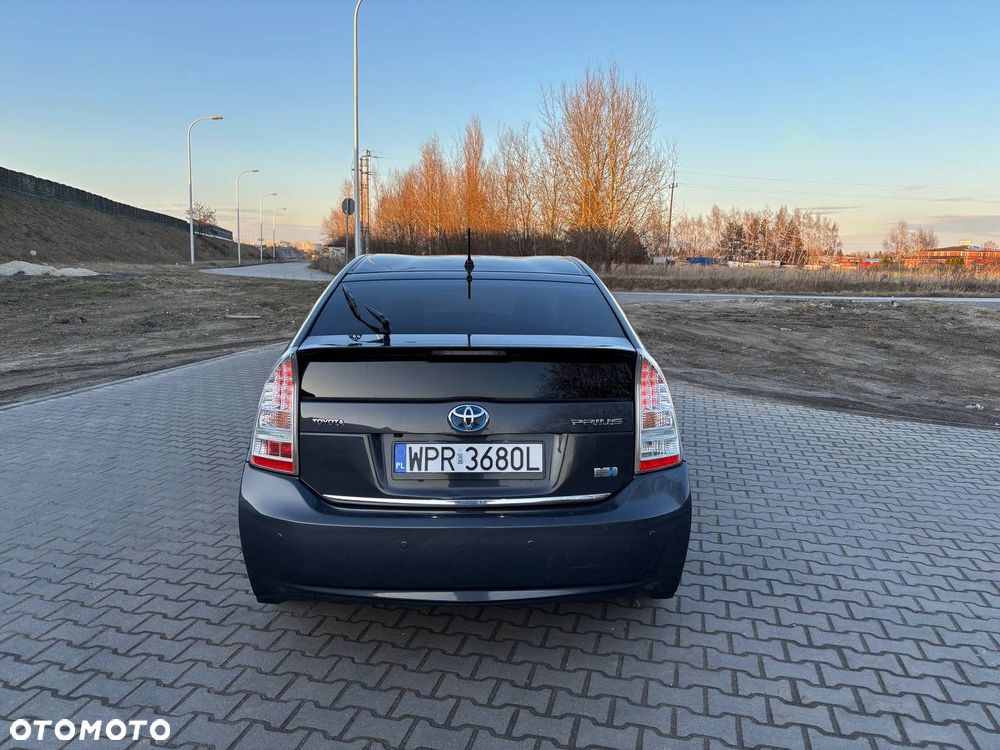 Toyota Prius (Hybrid) - 4