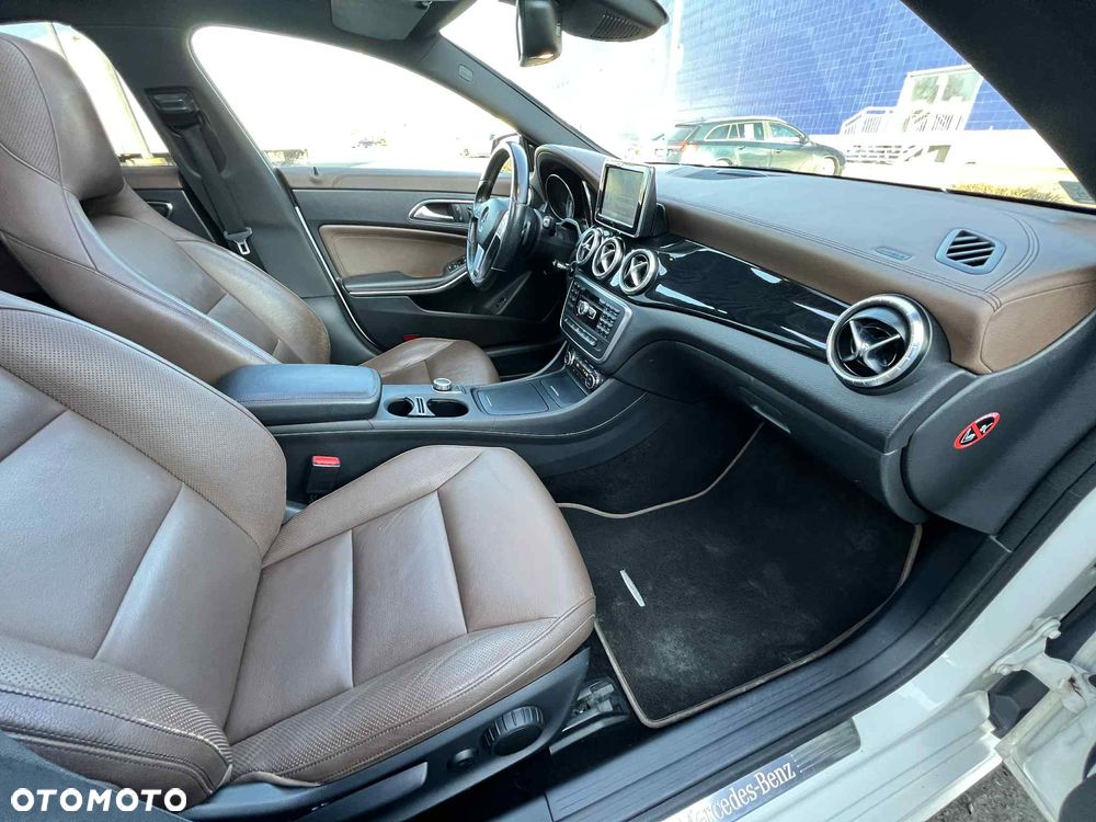 Mercedes-Benz CLA 200 CDI 7G-DCT AMG Line - 24