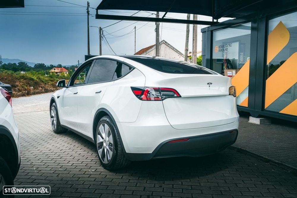 Tesla Model Y - 10
