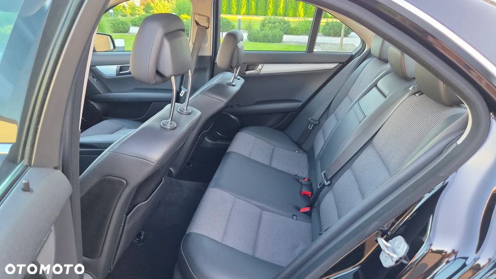 Mercedes-Benz Klasa C 180 CGI Automatik BlueEFFICIENCY Avantgarde - 24