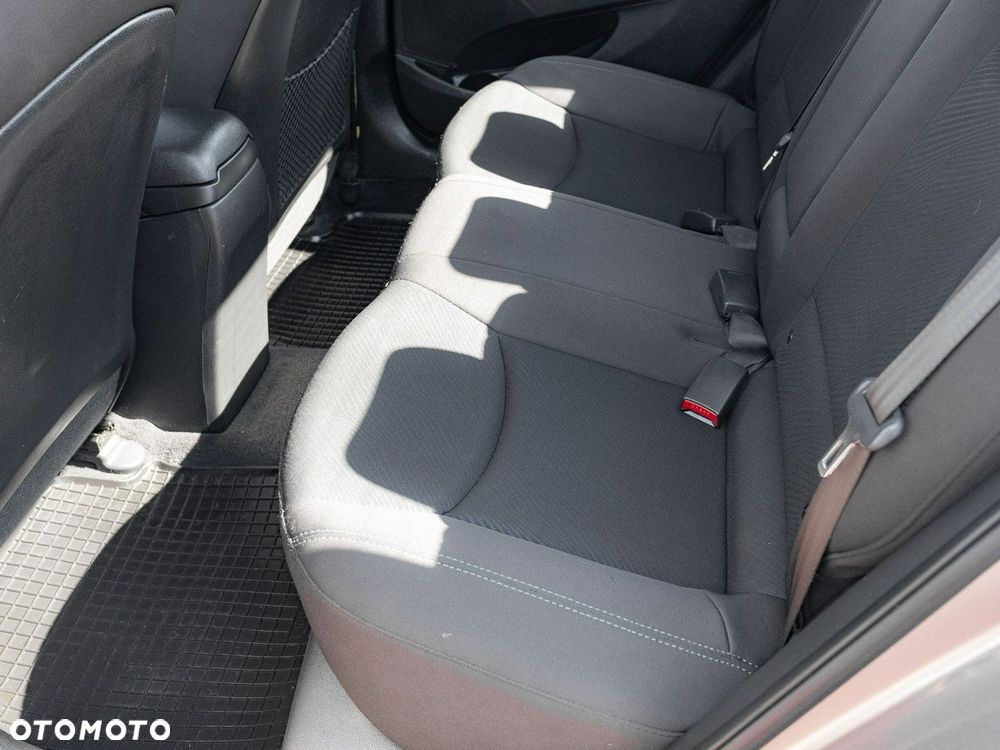 Hyundai Elantra 1.6 Classic + - 21