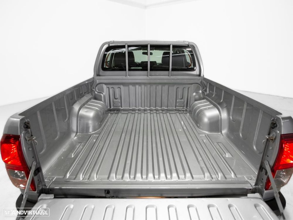 Toyota Hilux 2.4 D-4D 4WD CD 5Lugares c/iva - 6