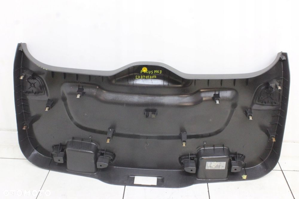 FORD FOCUS MK3 KOMBI 10R- TAPICERKA PLASTIK KLAPY POKRYWY BAGAŻNIKA - 4