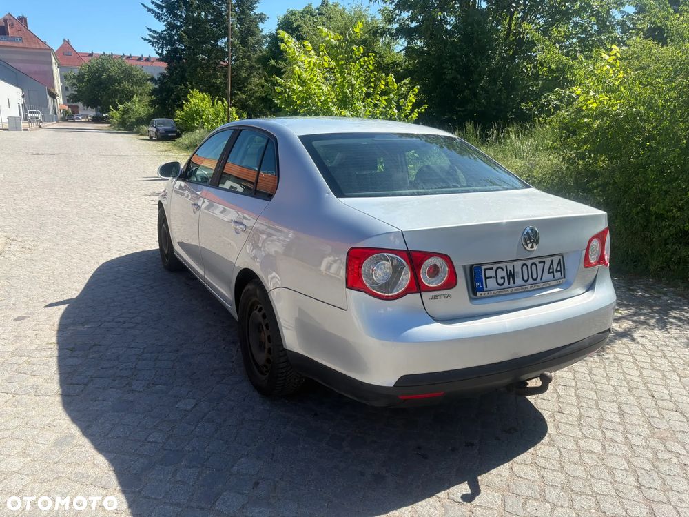 Volkswagen Jetta 1.6 Comfortline - 9