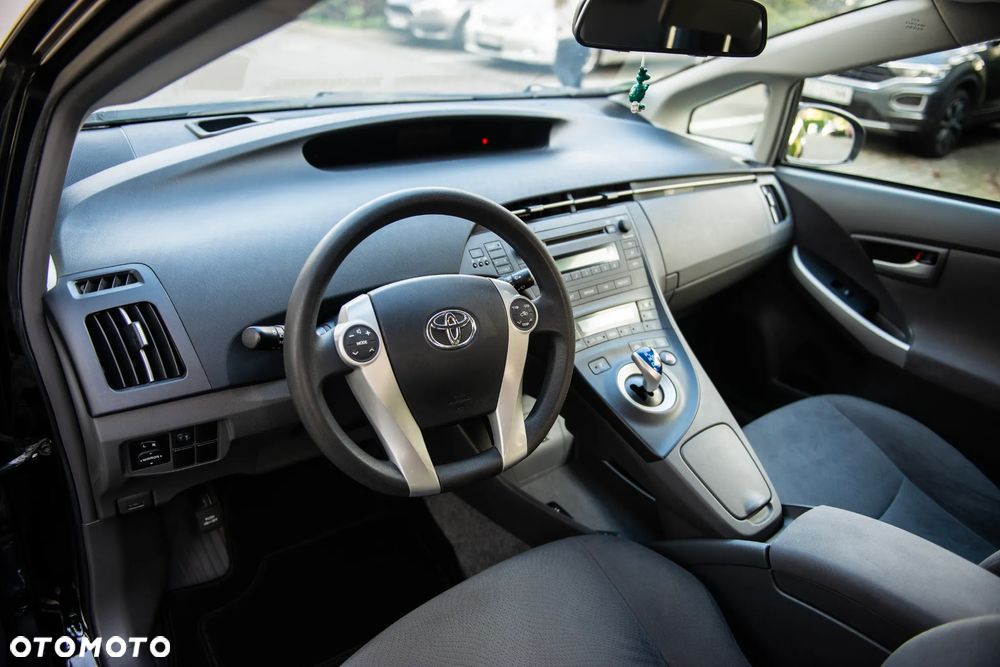 Toyota Prius (Hybrid) Executive - 17
