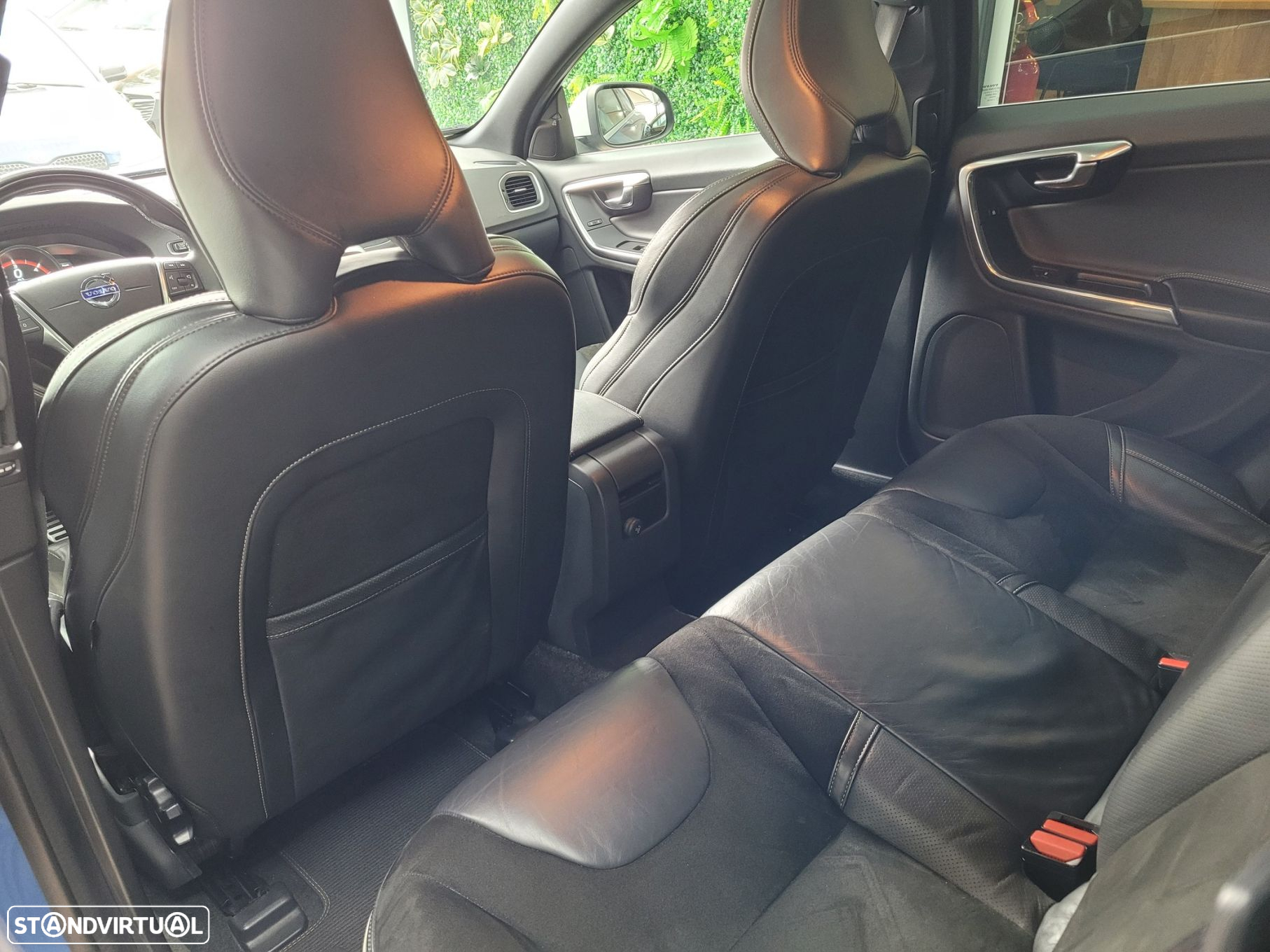 Volvo V60 2.0 D4 R-Design - 11