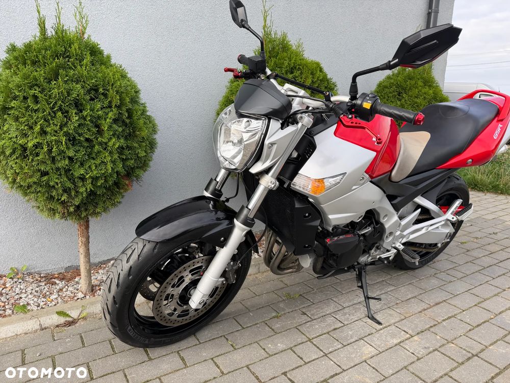 Suzuki GSR - 9