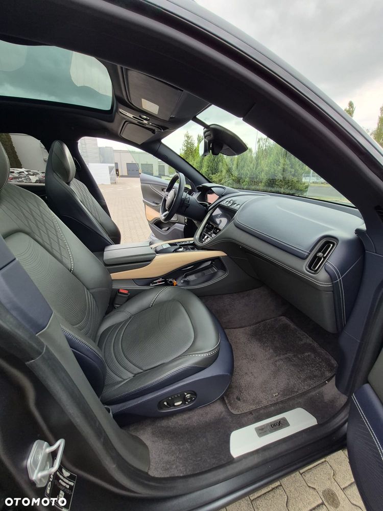 Aston Martin DBX - 32
