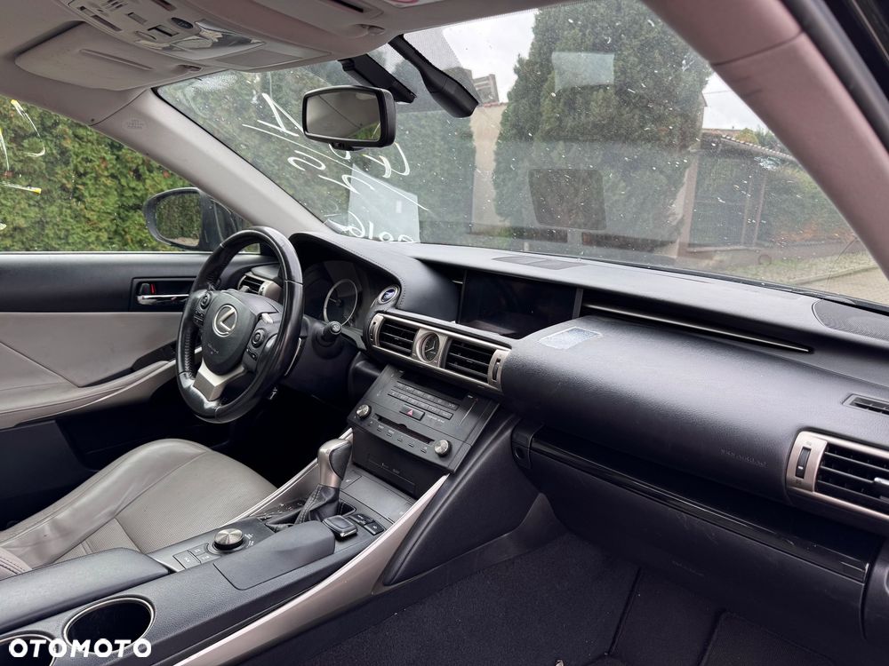Lexus IS 300h Elegance - 13